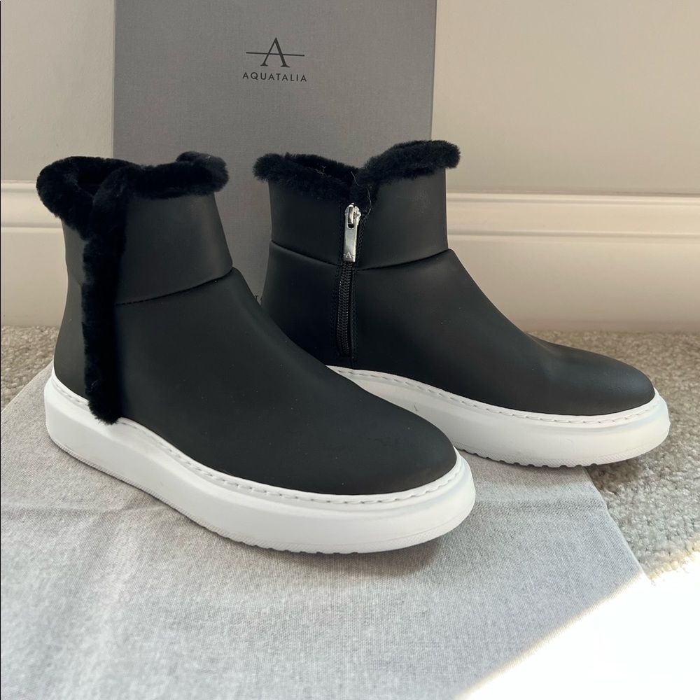 Aquatalia Larissa sneaker bootie with faux shearling trim- black size 8.5